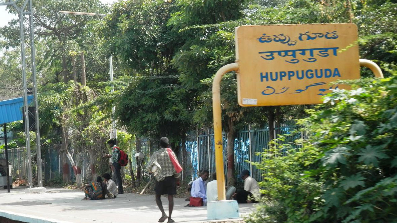 Railway Stations | ఆకతాయిలకు అడ్డాగా రైల్వేస్టేషన్‌లు.. గంజాయి సేవిస్తూ అనుచిత‌ ప్ర‌వ‌ర్త‌న‌..!