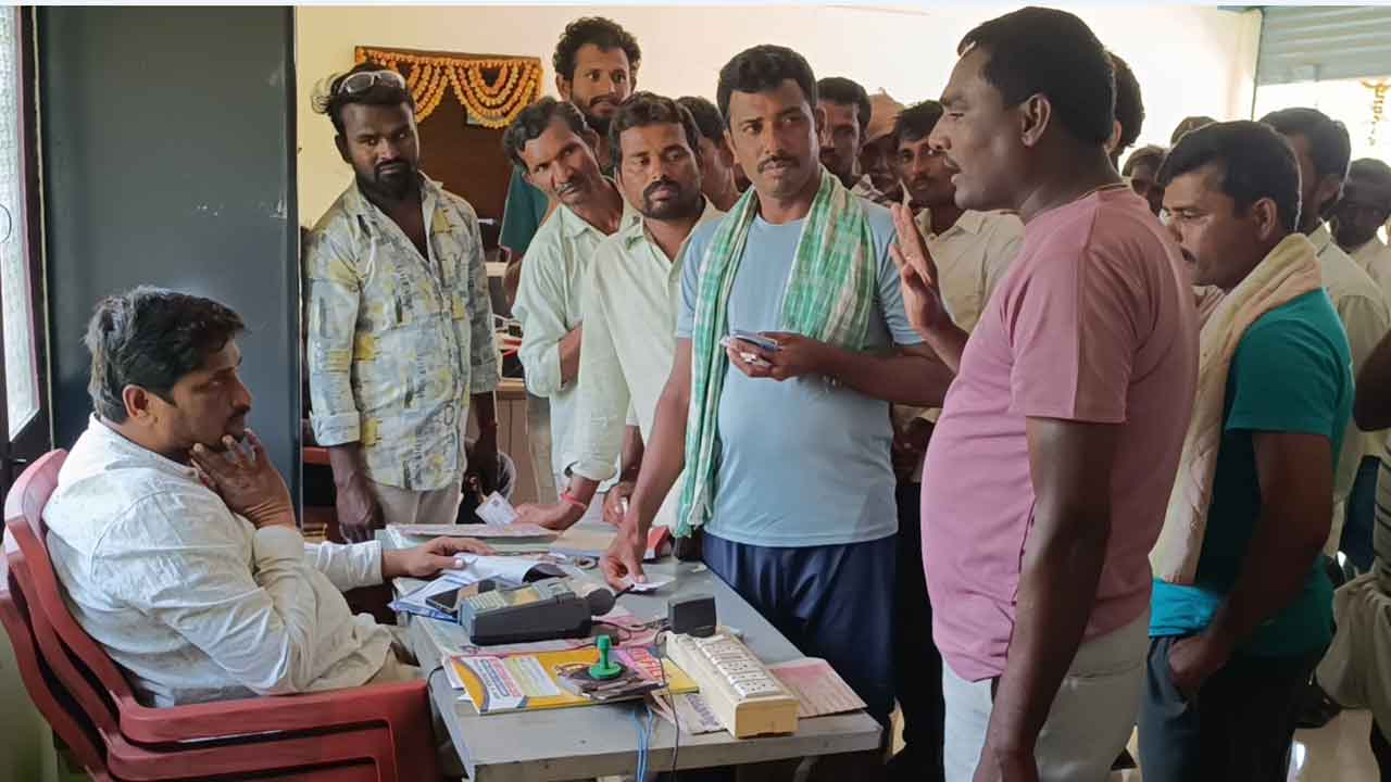 Urea shortage | నర్సింహులపేటలో యూరియా కొరత.. ఇబ్బందులు పడుతున్న రైతులు