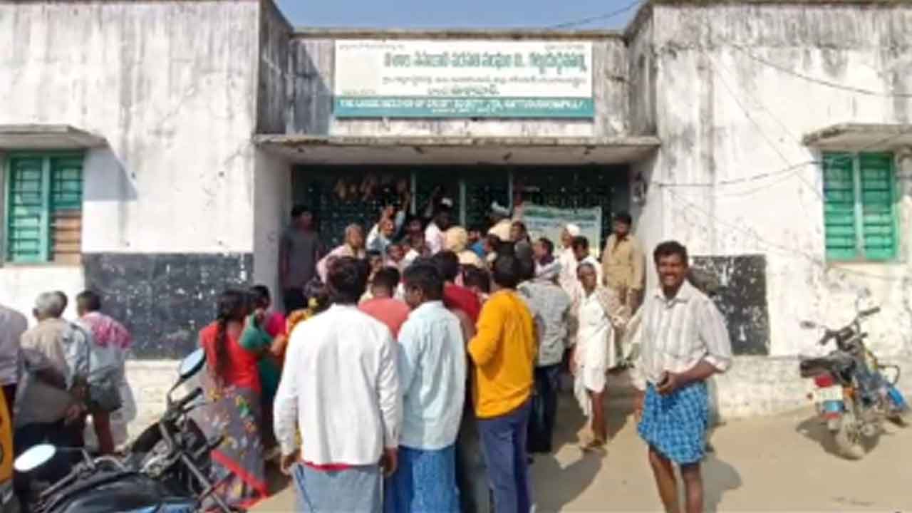 Urea shortage | తిమ్మాపూర్ మండలంలో తీవ్ర యూరియా కొరత.. ఇబ్బంది పడుతున్న రైతులు