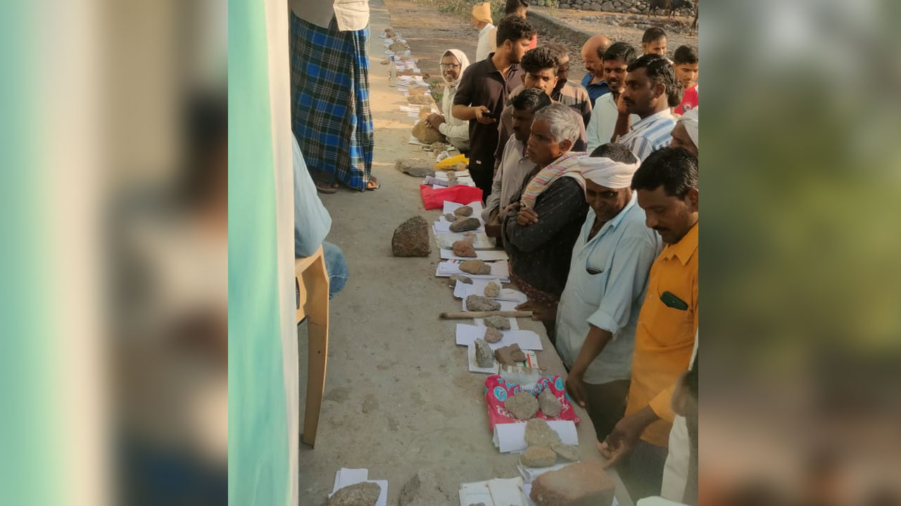 Urea | పట్టాదారు పాస్ పుస్తకం, ఆధార్ జిరాక్స్‌లు.. యూరియా కోసం క్యూ లైన్‌లో పెట్టిన రైతులు