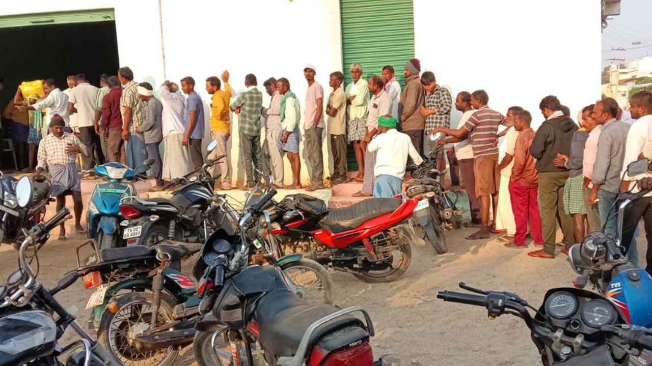 Urea | యూరియా కోసం బారులు తీరిన రైతులు