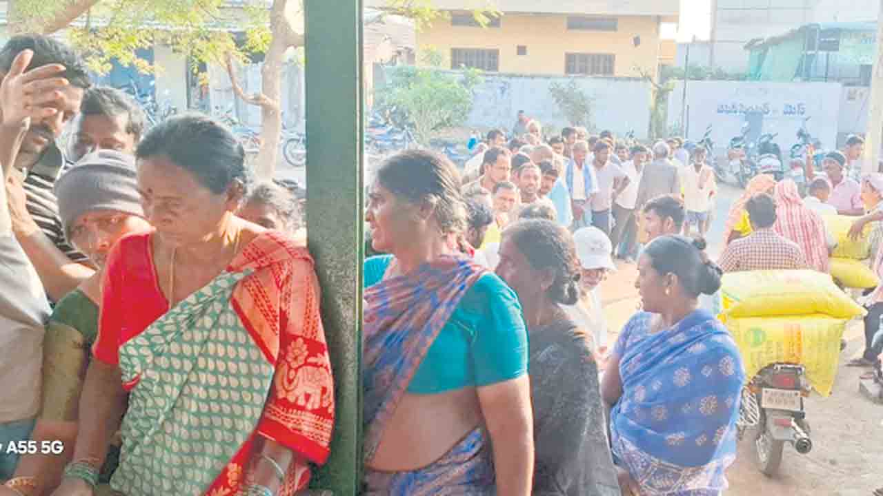 Karimnagar | 400 మందికి 200 బస్తాలు.. ఇందుర్తిలో యూరియా కోసం రైతుల పడిగాపులు