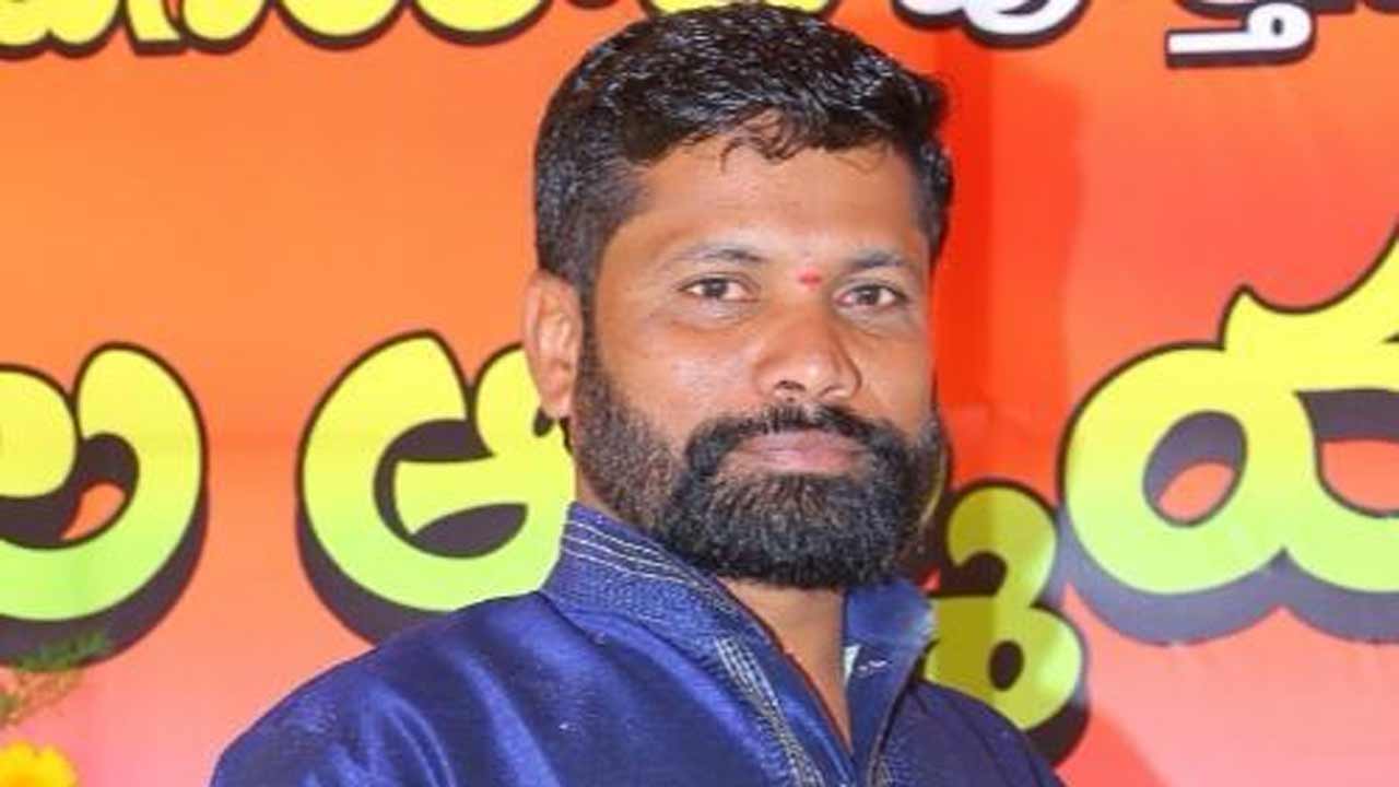 పొలంలో యూరియా చల్లుతుండగా కరెంట్‌ షాక్‌.. కొడుకును కాపాడబోయి రైతు మృతి