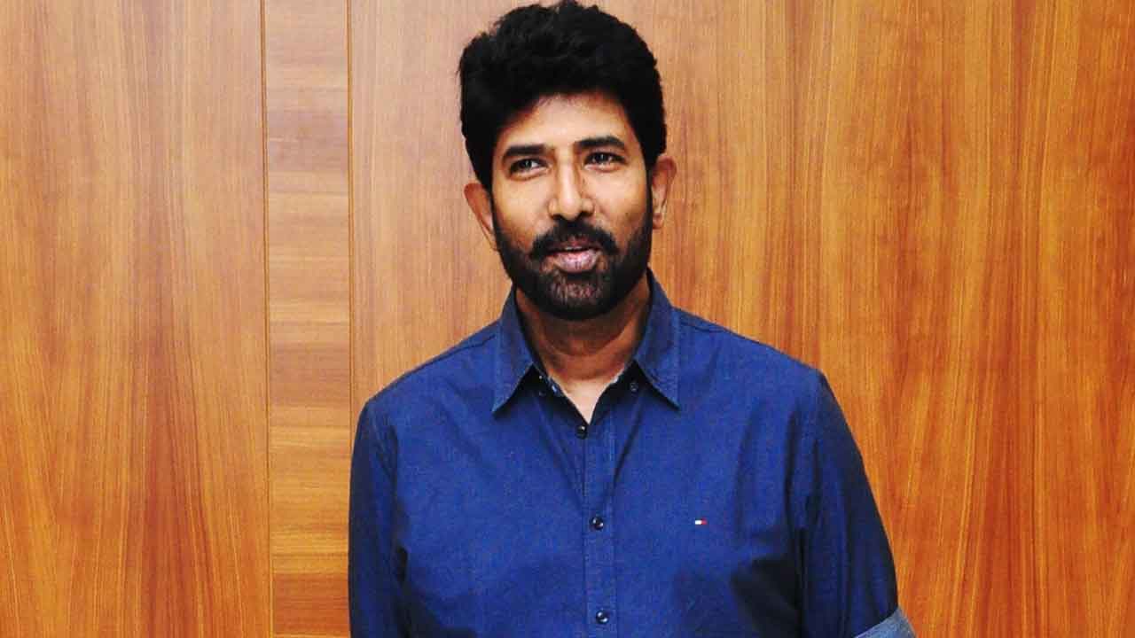 సినీనటుడు వేణు, మరో నలుగురిపై కేసు