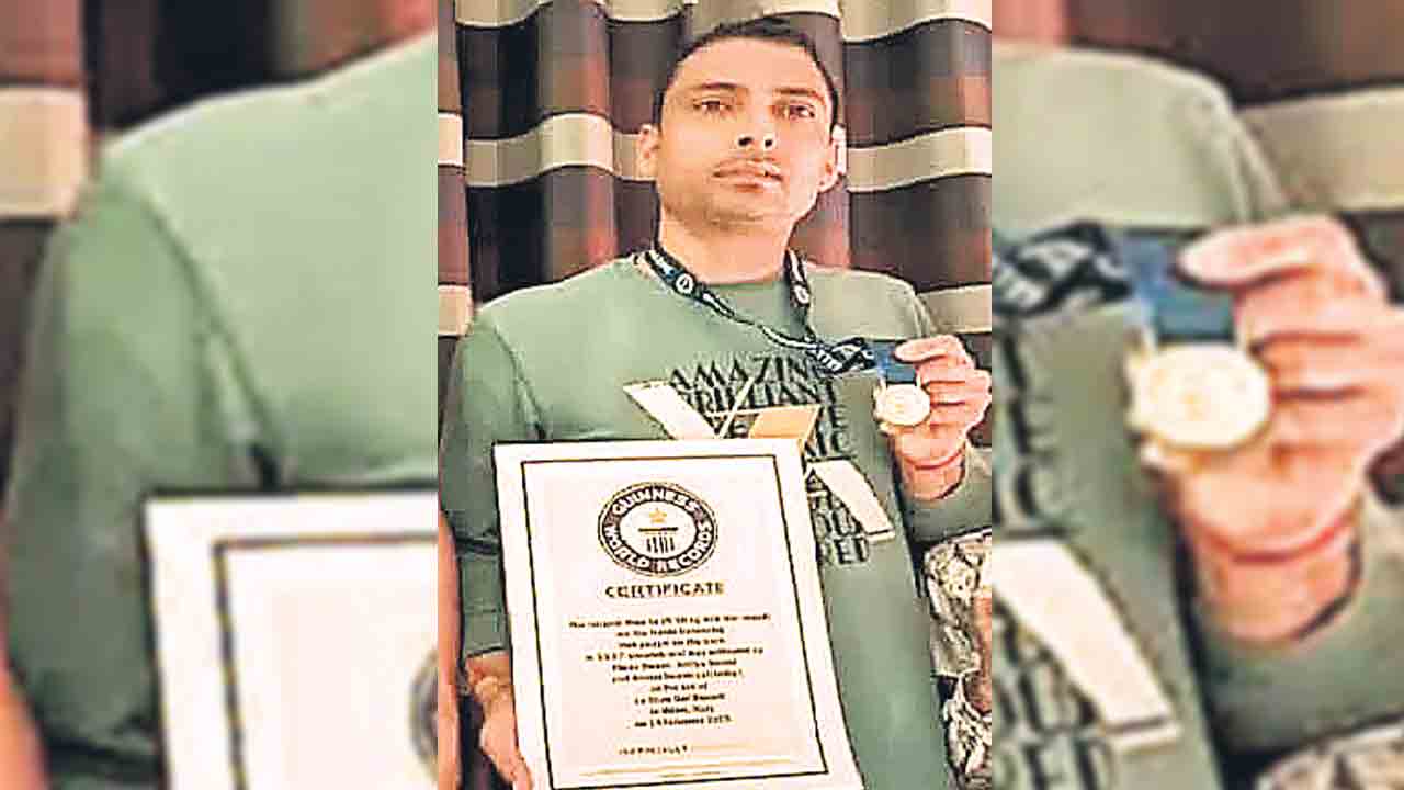 Vikas Swami | దంతాలతో 125 కిలోలు ఎత్తి గిన్నిస్‌ రికార్డ్‌..