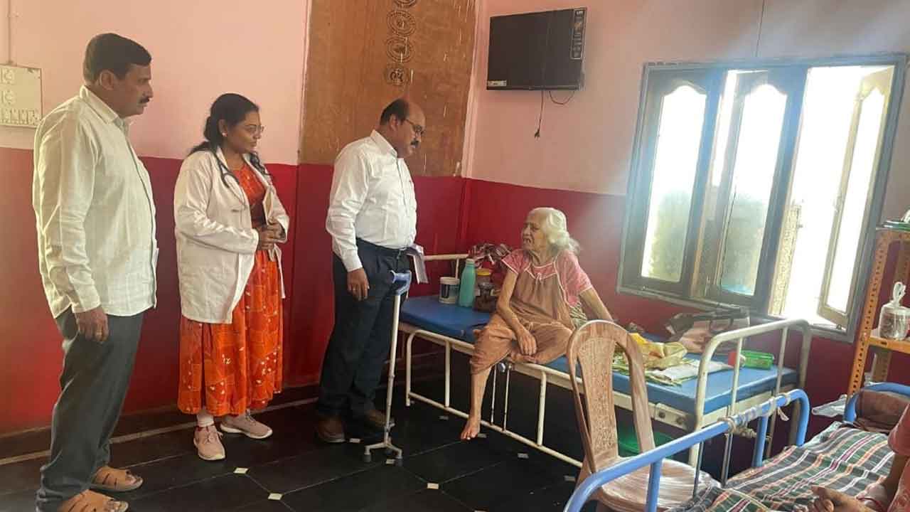 Basthi dawakhana | అధికారులు సమయ పాలన పాటించాలి : విజయ్ కుమార్