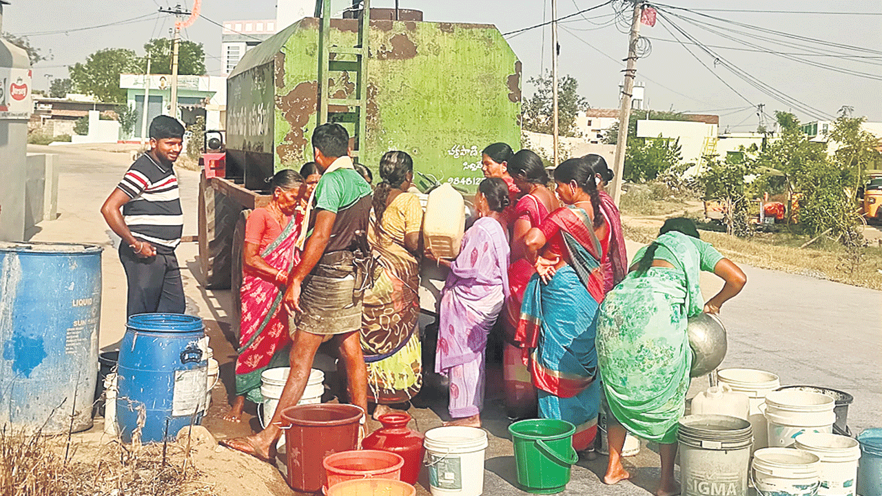 నీటి ట్యాంకరే దిక్కాయే..!