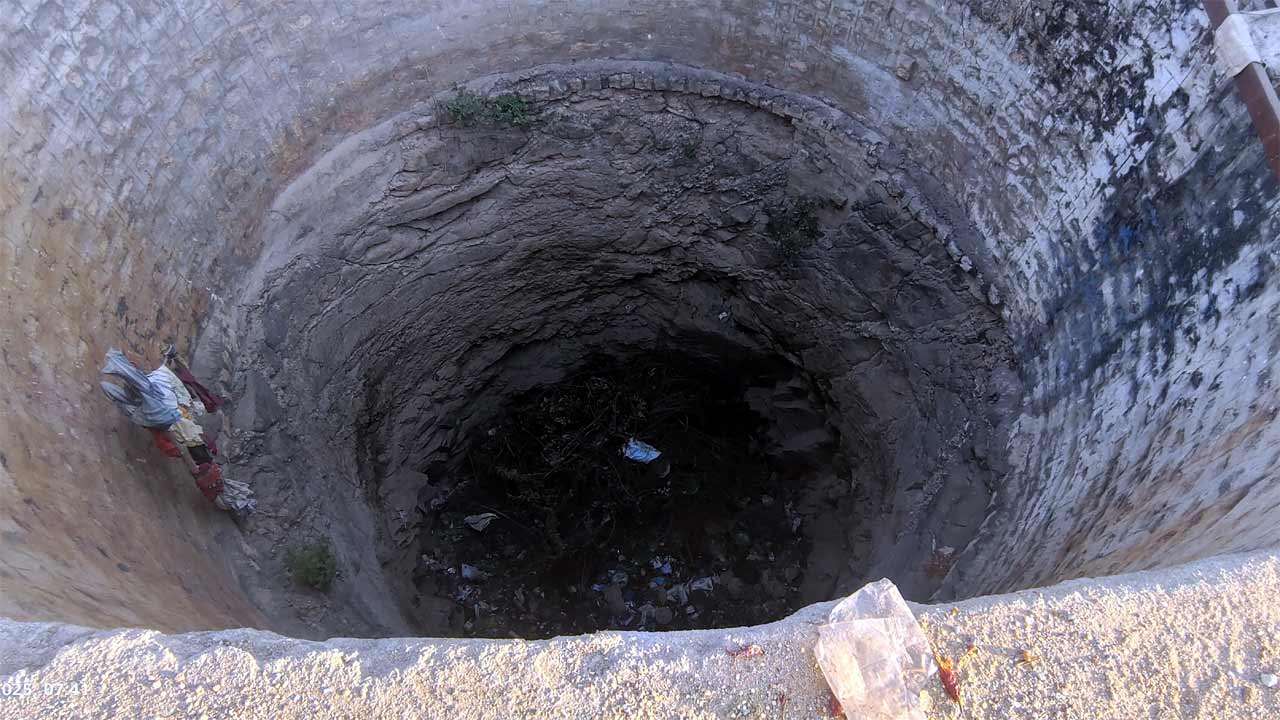 Danger | ఊరి మధ్యలో ప్రమాదకరంగా బావి.. ఎవరైనా పడితే పరిస్థితేంటని నిలదీస్తున్న జనాలు