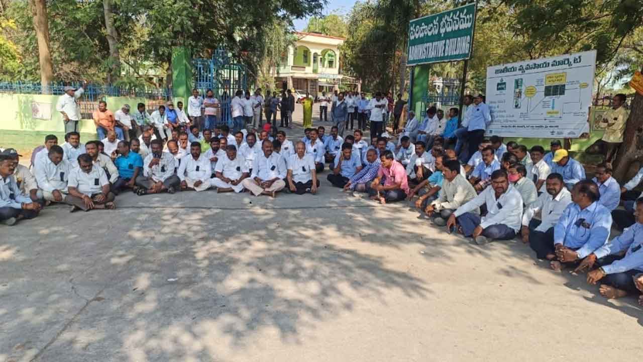 Warangal | ఎనుమాముల మార్కెట్లో వ్యాపారుల ఆందోళన.. మార్కెట్లో నిలిచిన కాంటాలు