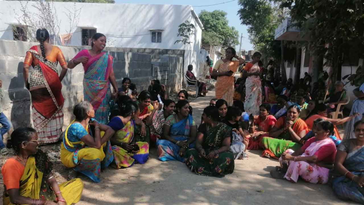 Karimnagar | పుష్పలతను విధుల్లోకి తీసుకోవాలని.. మహిళా సమైక్య భవనం ముందు మహిళల ధర్నా