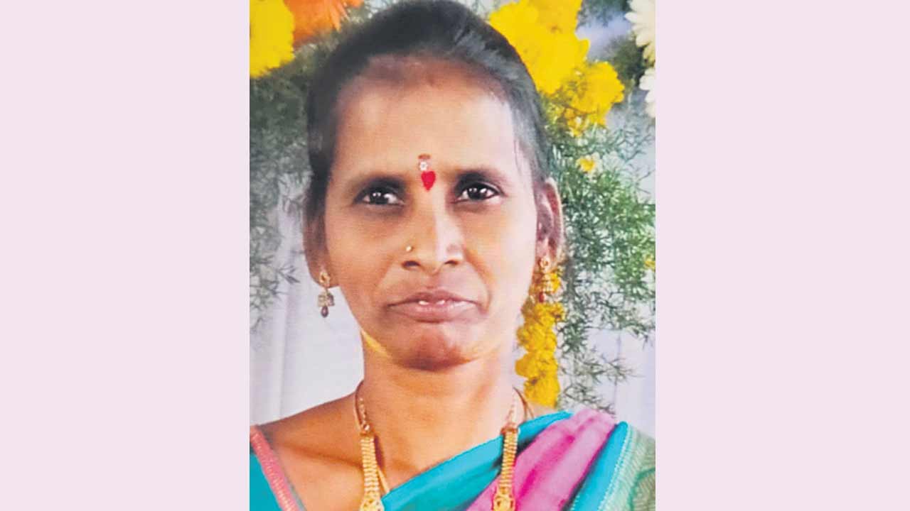 మెషీన్లో చీర ఇరుక్కుపోయి…