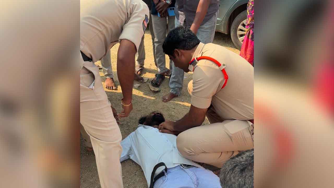 CPR | గెండెపోటుతో కుప్పకూలిన భక్తుడు.. సీపీఆర్ ద్వారా కాపాడిన ఎస్‌ఐ