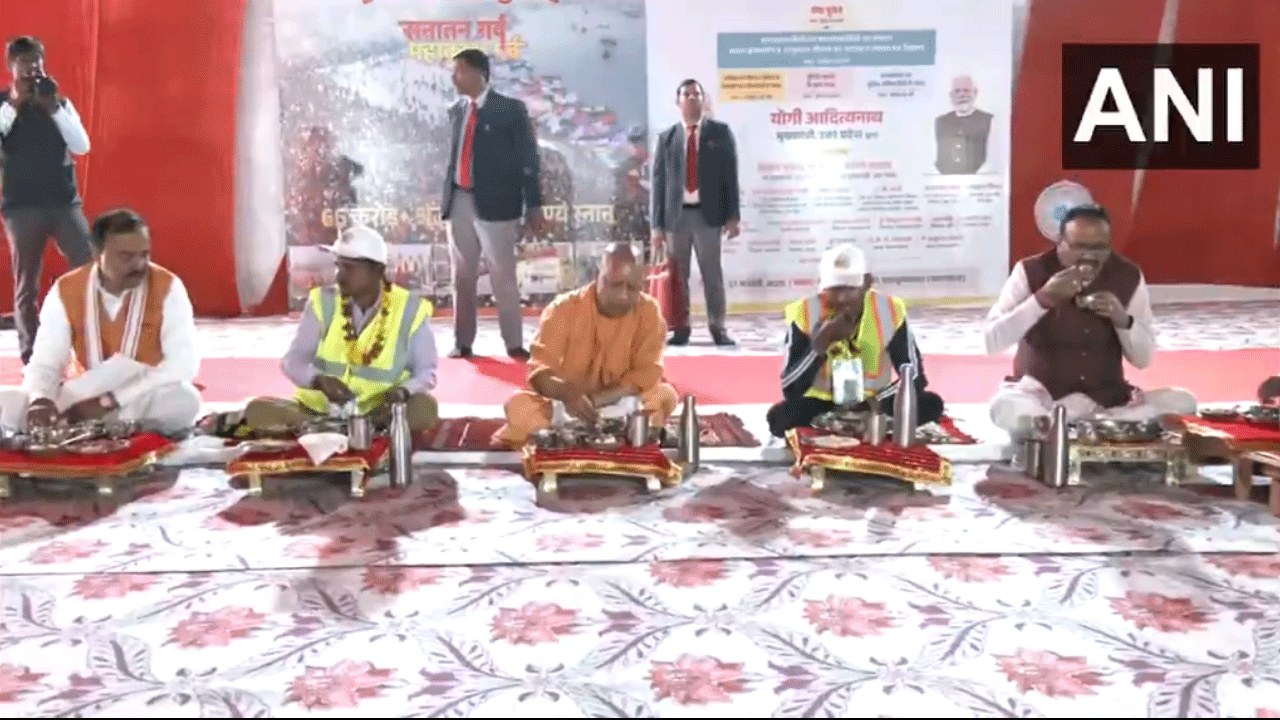 CM Yogi Adityanath: మ‌హాకుంభ్ స‌క్సెస్.. పారిశుద్ధ కార్మికుల‌తో క‌లిసి సీఎం యోగి భోజ‌నం.. వ‌ర్క‌ర్ల‌కు 10వేల బోన‌స్‌