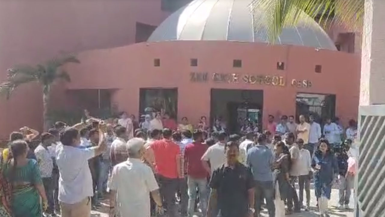 Hayathnagar | ఒకేసారి 30 శాతం పెరిగిన ఫీజులు.. హయత్‌నగర్‌ జీ స్కూల్‌ వద్ద విద్యార్థుల తల్లితండ్రులు ఆందోళన