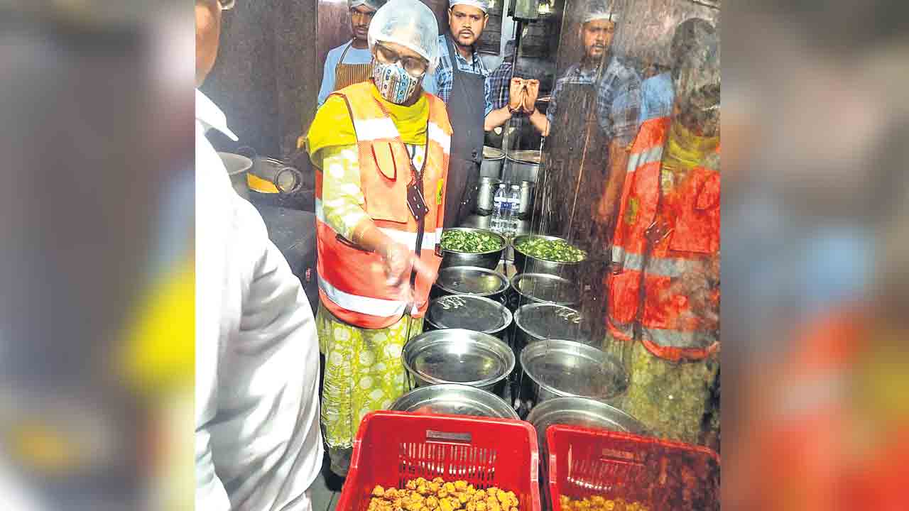 ఫుడ్‌ సేఫ్టీ అధికారుల విస్తృత తనిఖీలు