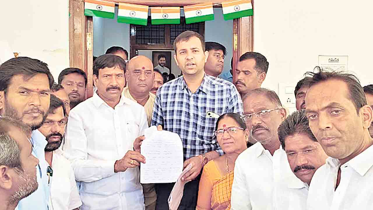 పెండింగ్‌ బిల్లులు విడుదల చేయాలి