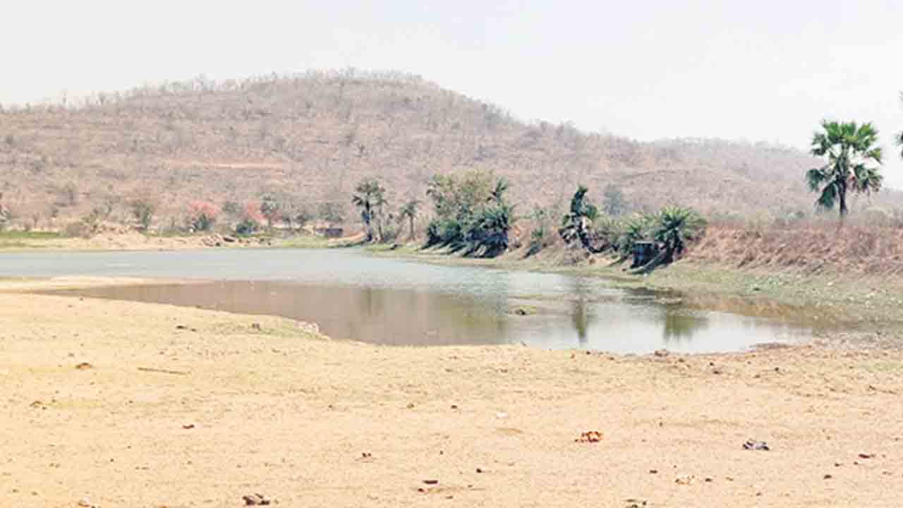 వట్టిపోయిన చెరువులు