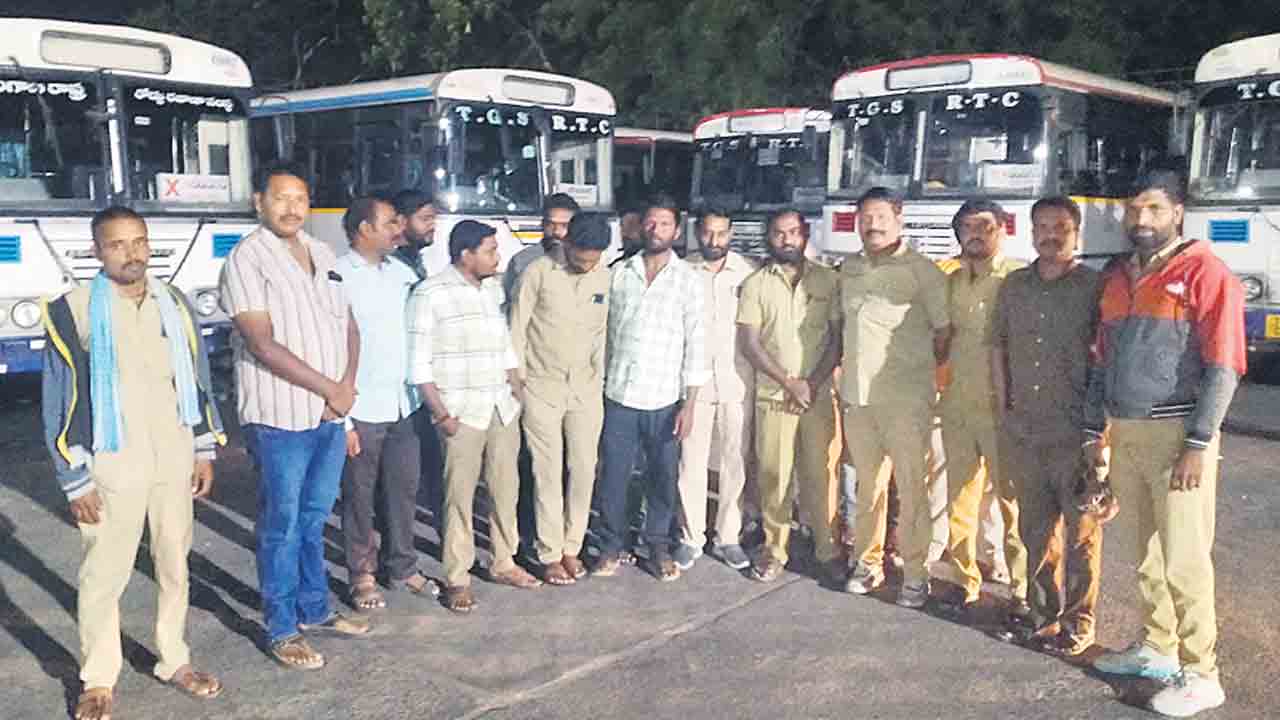 ఆర్టీసీ అద్దెబస్సు డ్రైవర్ల ఆందోళన