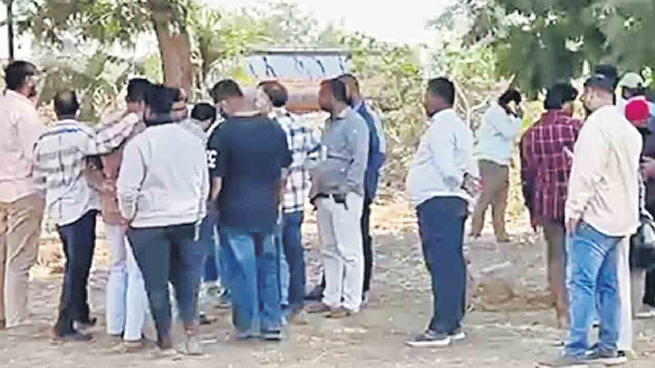 ఇస్నాపూర్‌ వెంచర్‌లో బౌన్సర్ల హల్‌చల్‌