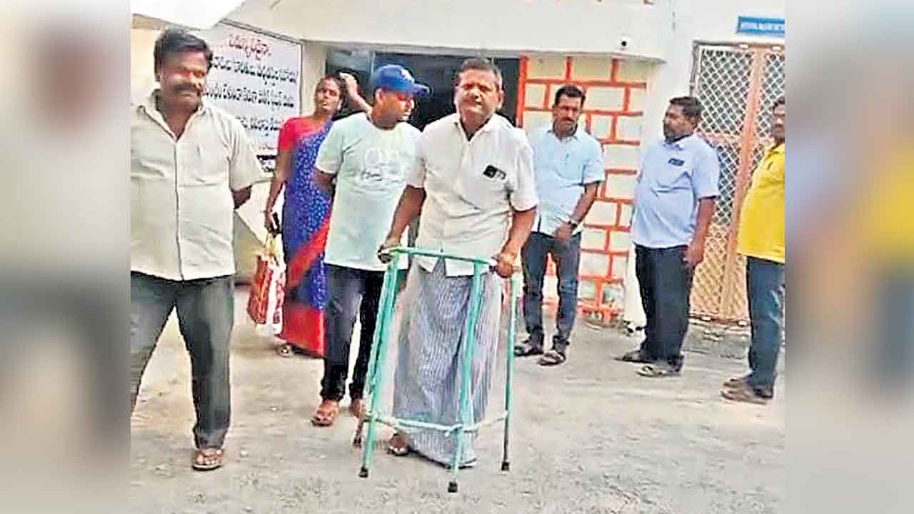 Congress Politics | కాంగ్రెస్‌ను వీడుతున్న నేతలు.. కక్షగట్టి కేసుల అస్త్రం ప్రయోగిస్తున్న అధికార పార్టీ..!