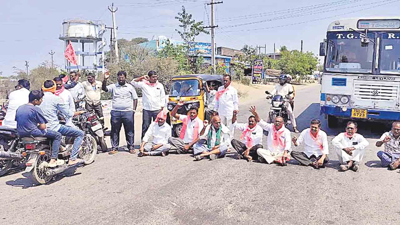 సాగునీటి కోసం బీఆర్‌ఎస్‌ ధర్నా