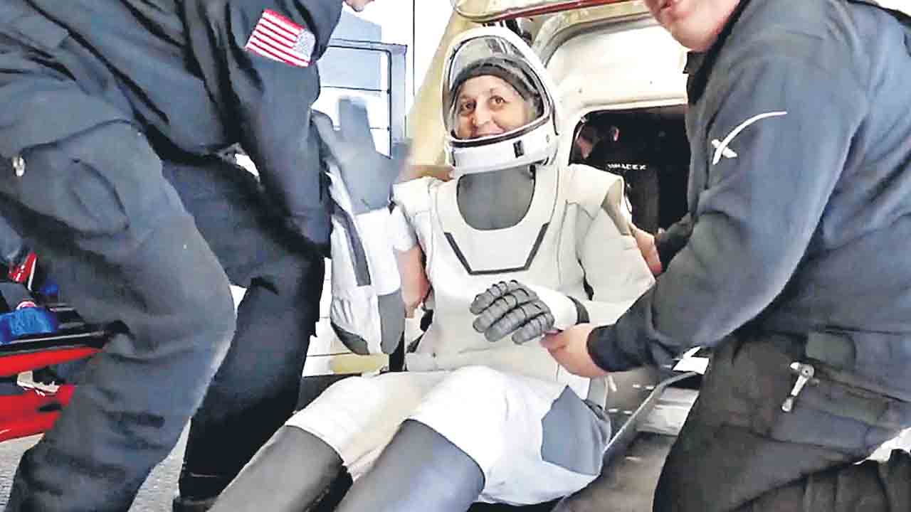 Sunita Williams | క్షేమంగా భూమికి చేరిన సునీతా విలియమ్స్‌.. ఐఎస్‌ఎస్‌ నుంచి తిరిగొచ్చిన భారత సంతతి వ్యోమగామి