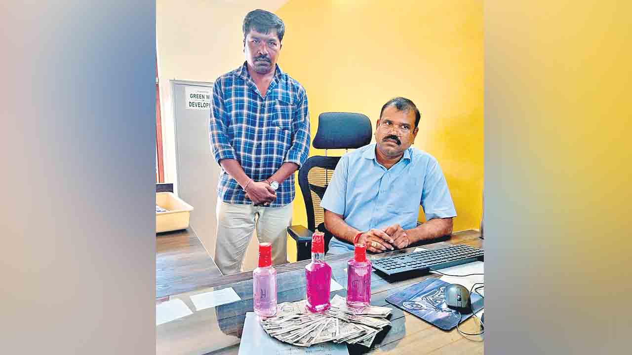 గిఫ్ట్ రిజిస్ట్రేషన్కు 20 వేలు డిమాండ్
