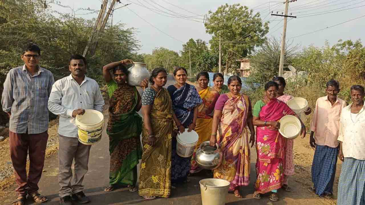 ఖాళీ బిందెలతో మహిళల నిరసన