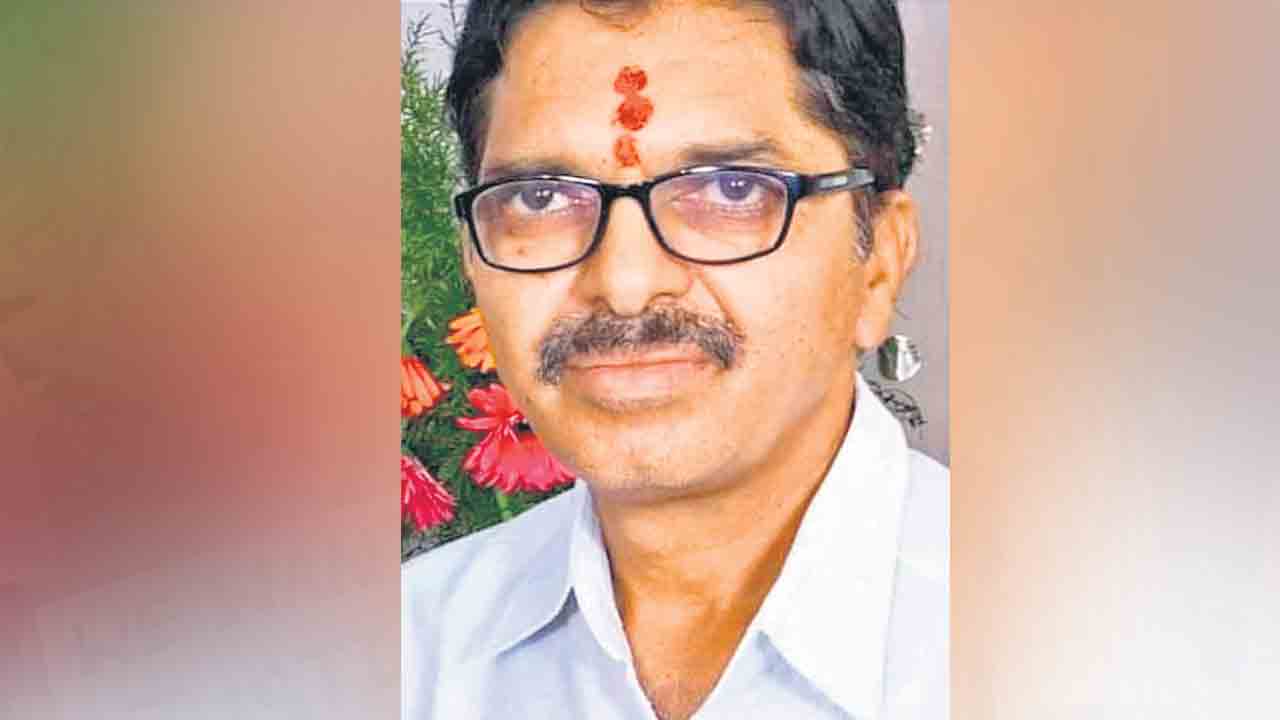 ఏడాదిన్నరలో ఐదుసార్లు బదిలీ గుండెపోటుతో తహసీల్దార్‌ మృతి