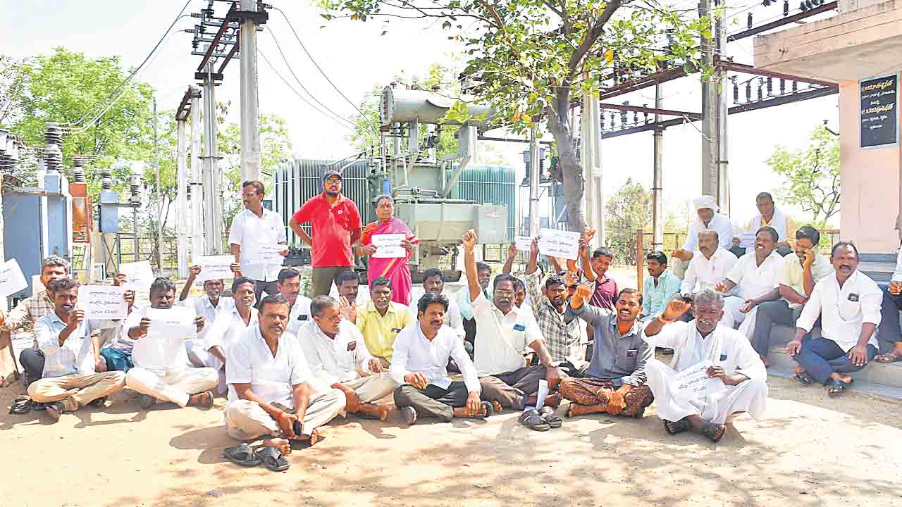 కరెంట్‌ లోవోల్టేజీపై రైతుల ధర్నా