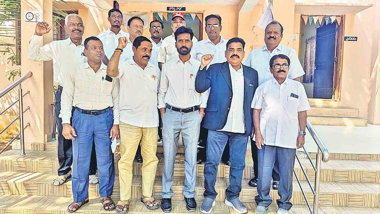 విధులు బహిషరించిన న్యాయవాదులు