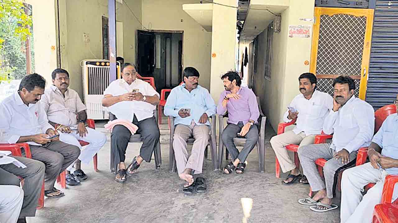 BRS Party | రజతోత్సవ సభాస్థలి పరిశీలన.. సభ నిర్వహణకు స్వచ్ఛందంగా భూములిచ్చిన రైతులు