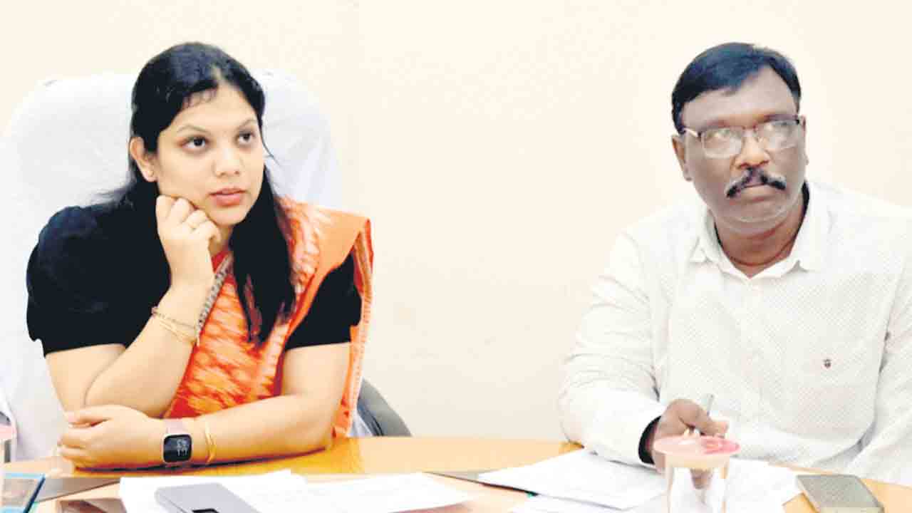 ధాన్యం కొనుగోళ్లలో అప్రమత్తంగా ఉండాలి.. కలెక్టర్‌ పమేలా సత్పతి