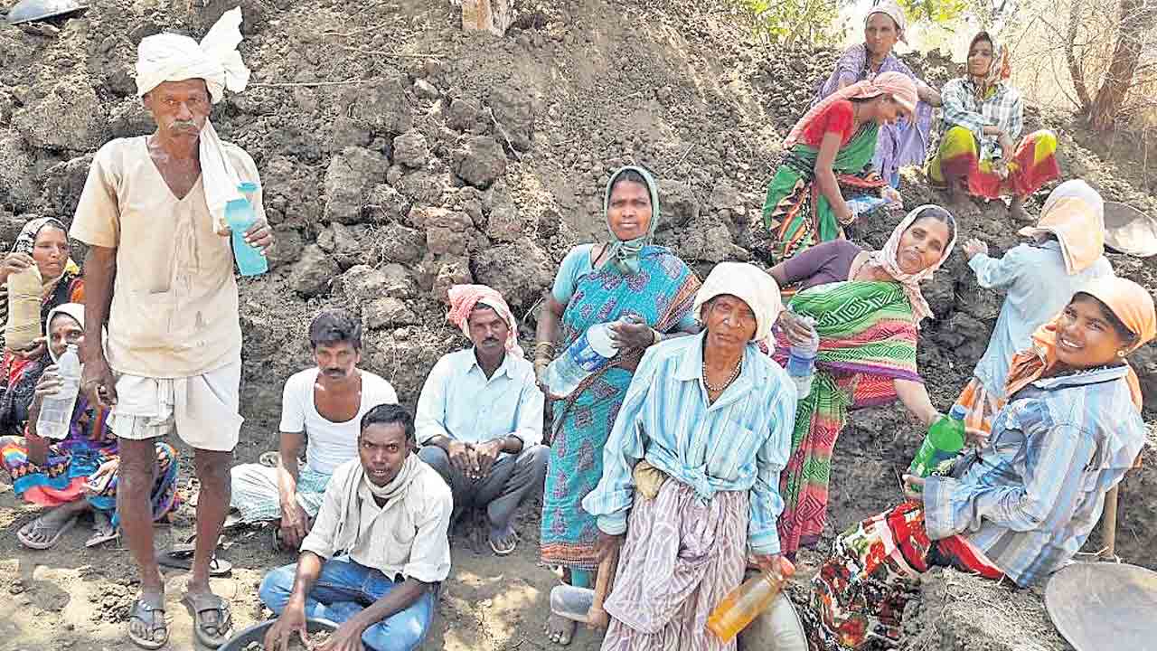 పల్లె పట్నమైంది.. ఉపాధి దూరమైంది..!!