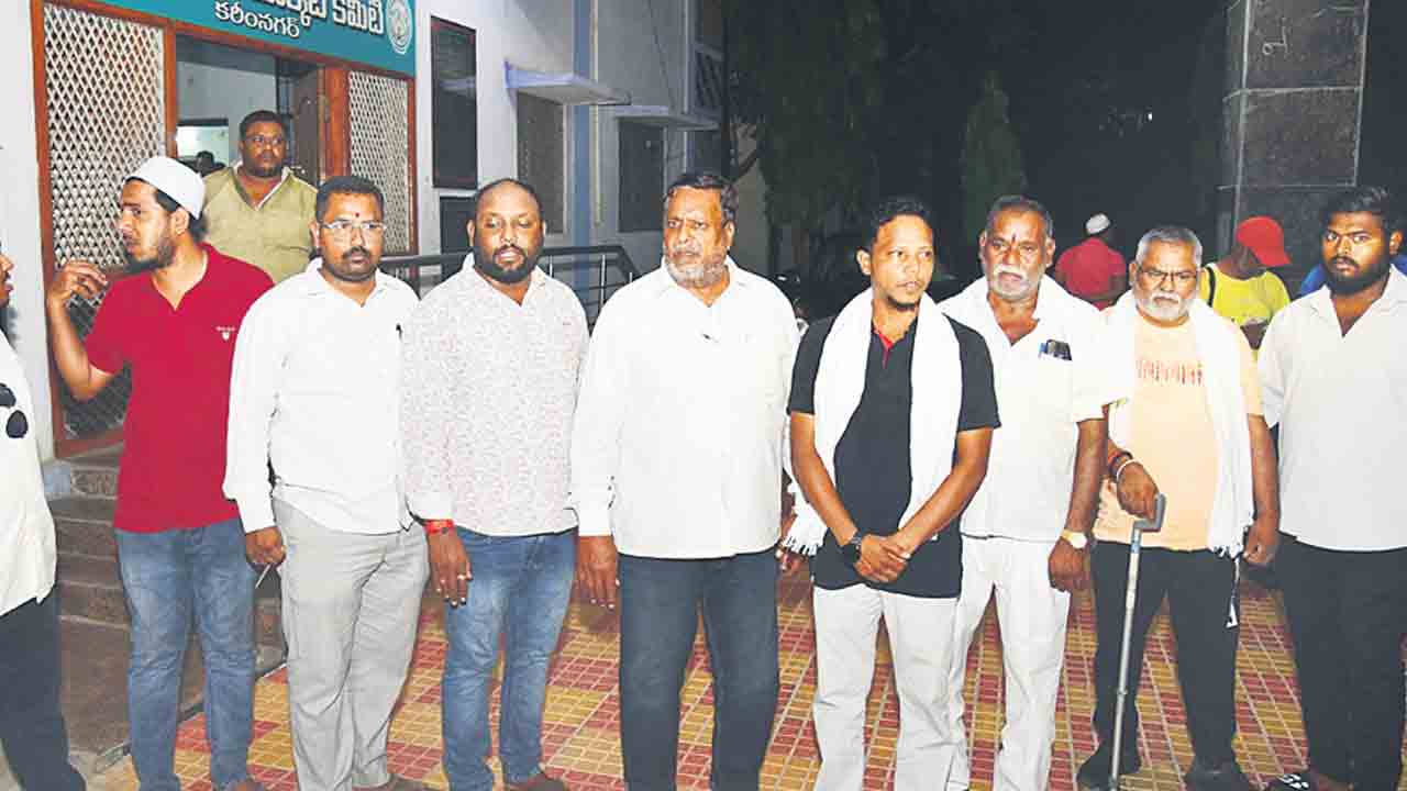 మార్కెట్‌ కార్యదర్శి అవినీతి ఇంతింత కాదయా..?