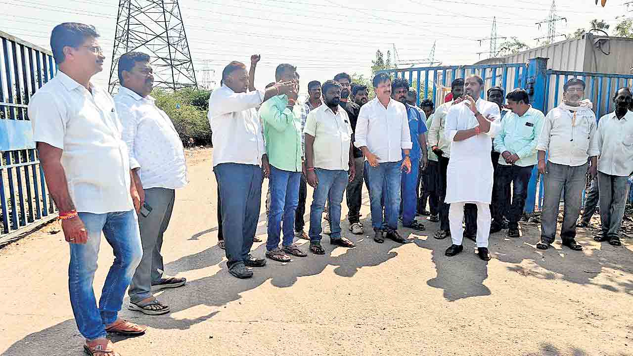 బూడిద లోడింగ్‌ ఎన్టీపీసీనే చేపట్టాలని ధర్నా