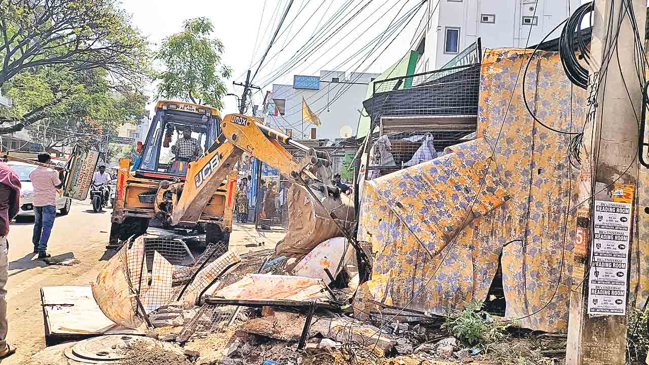 ఫుట్‌పాత్‌ ఆక్రమణల తొలగింపు