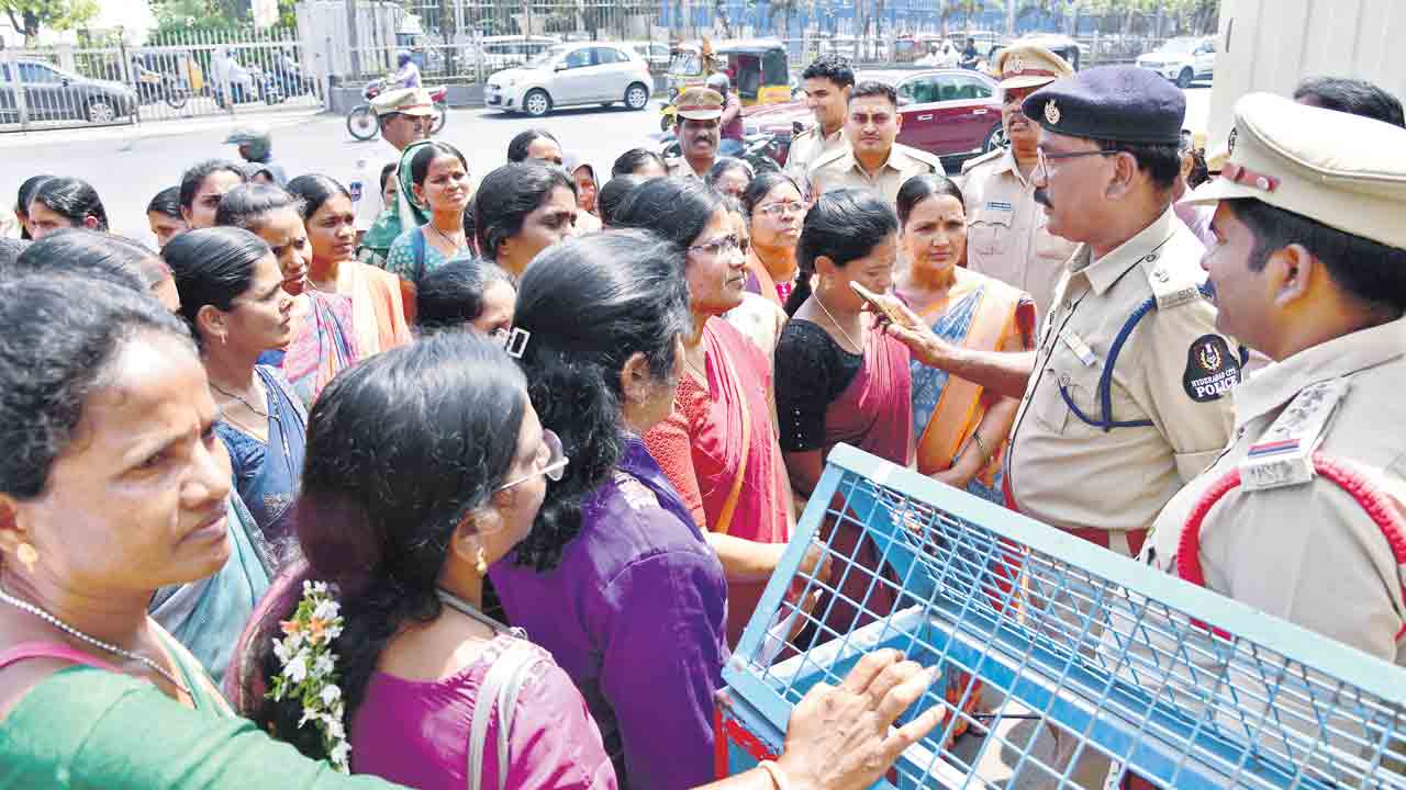 పది నెలలుగా సగం జీతమే.. ఆందోళనలో మినీ అంగన్‌వాడీలు