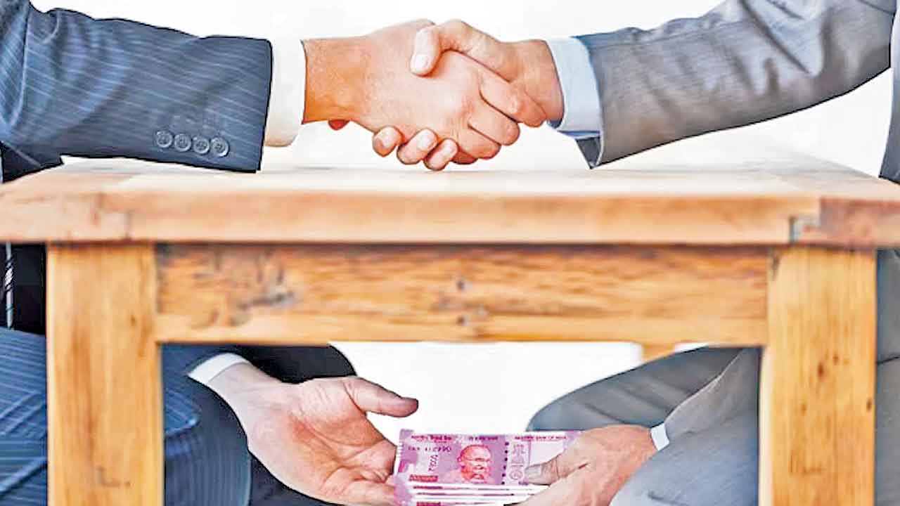 Retirement Benefits | రిటైర్మెంట్ బెనిఫిట్స్ బిల్లుల క్లియరెన్స్కు 15 శాతం కమీషన్.. ఆర్థికశాఖలో బ్రోకర్ల ద్వారా వసూళ్లు!