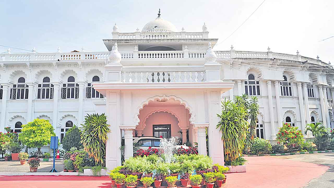 వీఆర్‌ఏల వారసులకు ఉద్యోగాలు ఇవ్వండి