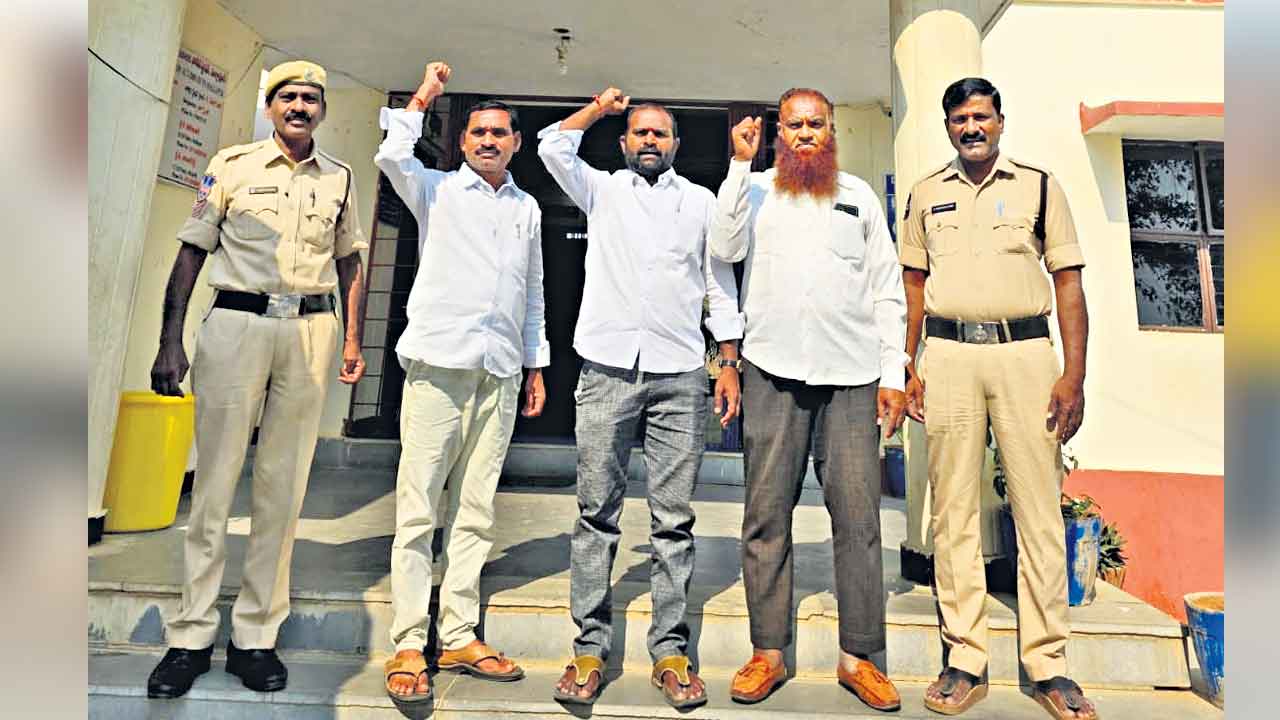 రుణమాఫీపై ఫిర్యాదుకు వెళ్తే మాజీ సర్పంచ్‌ అరెస్ట్‌