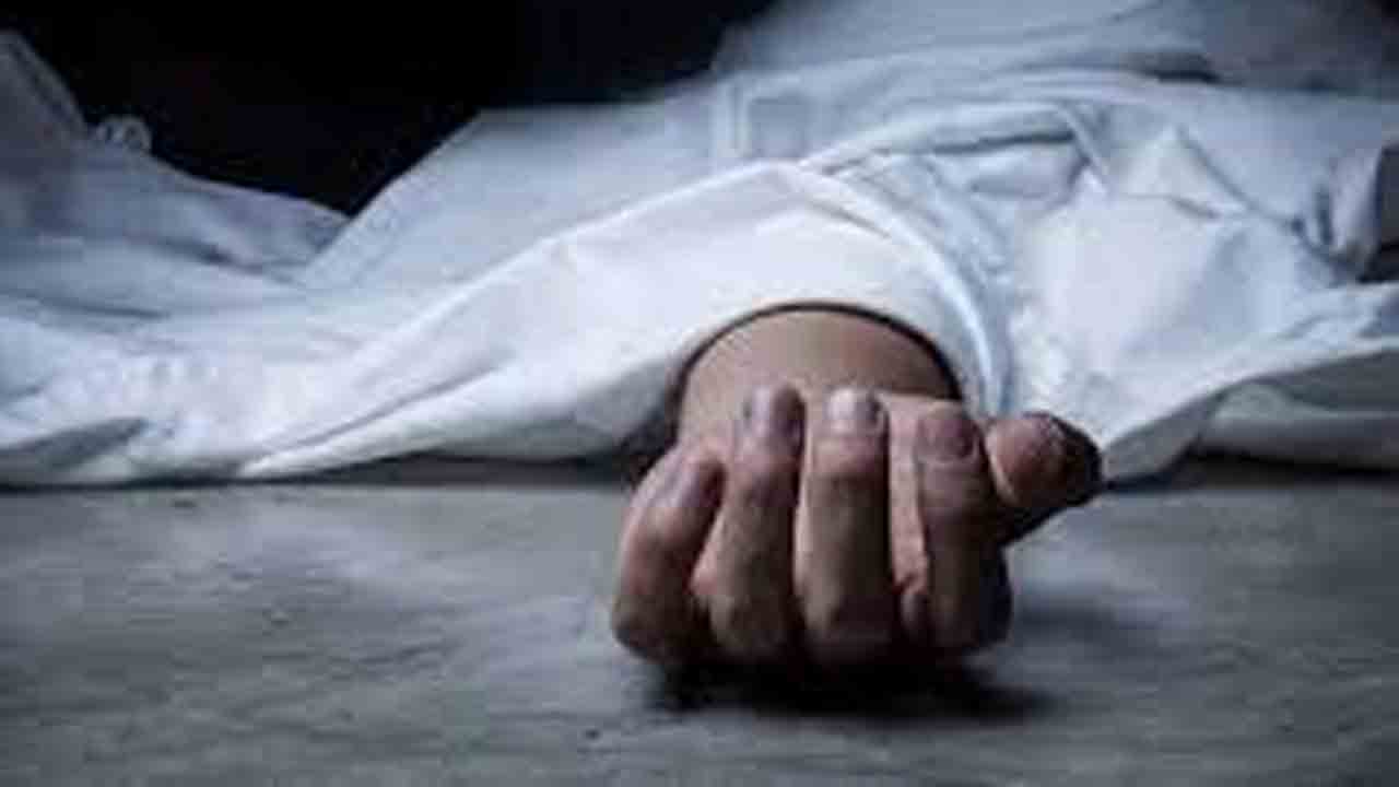 సంపు శుభ్రం చేస్తూ ..