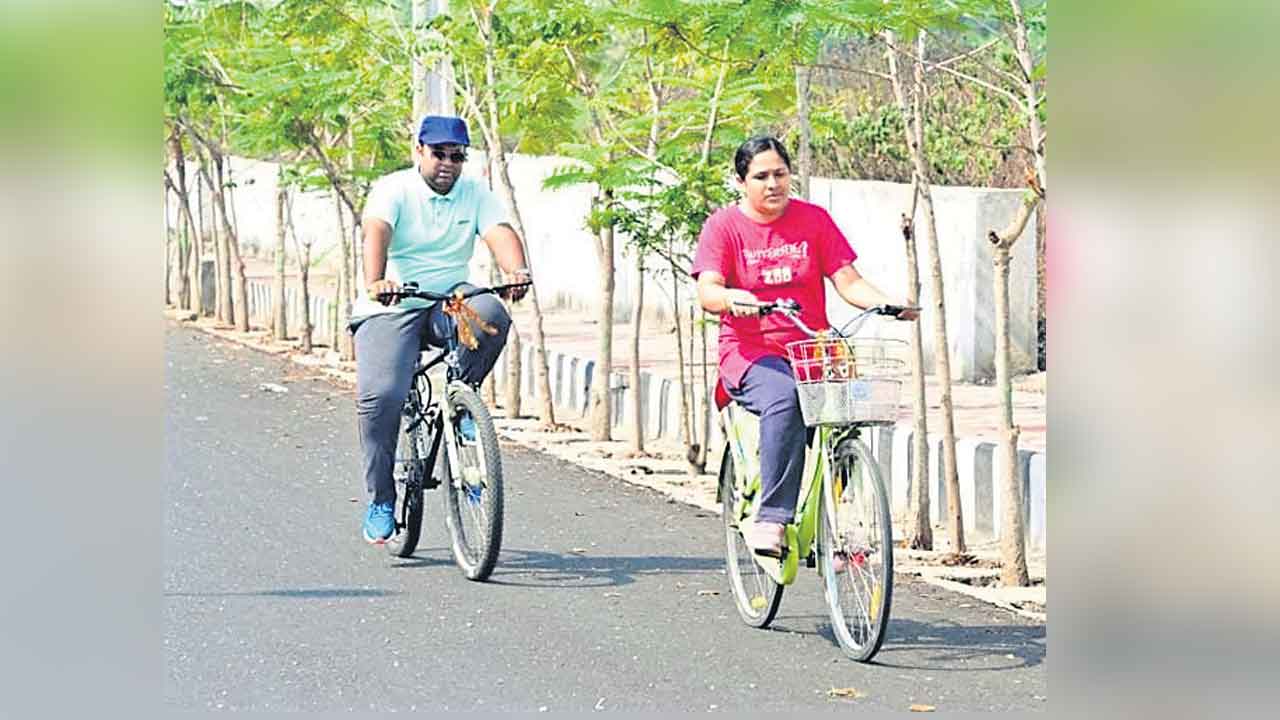 సైకిల్‌పై వెళ్లి.. సమస్యలు తెలుసుకొని