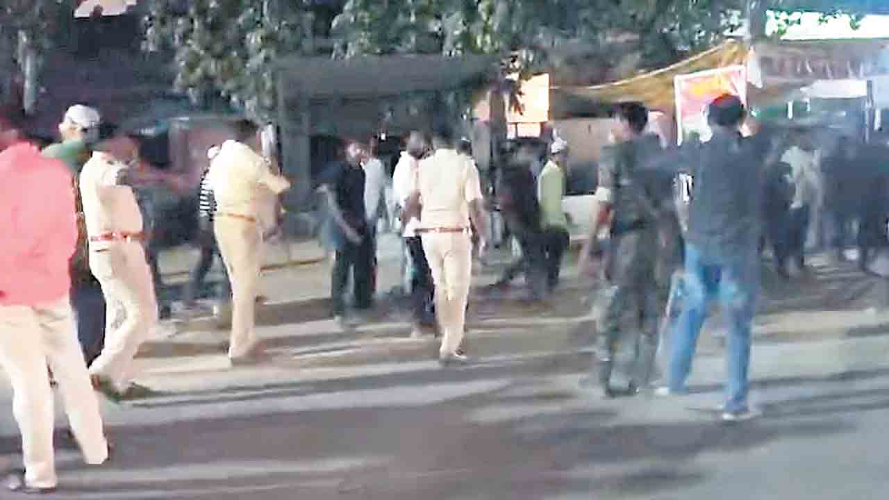 కొట్టుకున్న కాంగ్రెస్‌ నేతలు