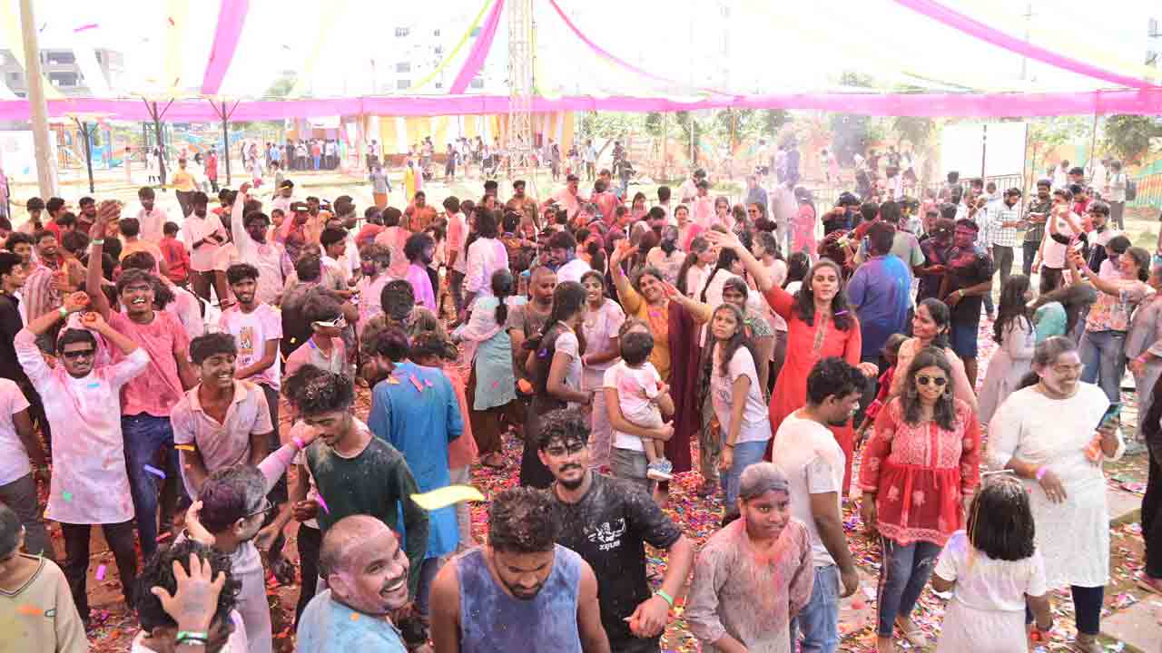 అదిరింది హోలీ