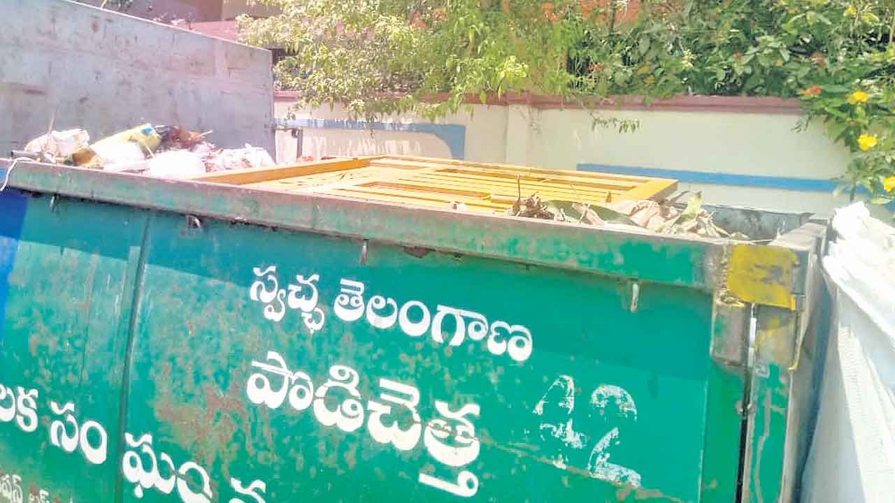 House Tax | ఇంటిపన్ను కట్టలేదని గేటు ఎత్తుకెళ్లిండ్రు.. కౌలు రైతుపై మున్సిపల్‌ అధికారుల దౌర్జన్యం