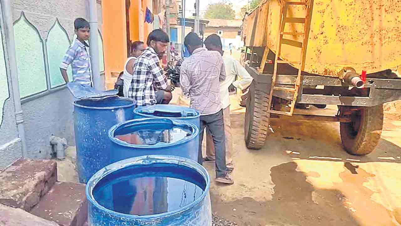 మేడ్చల్‌లో నీటి గోస..