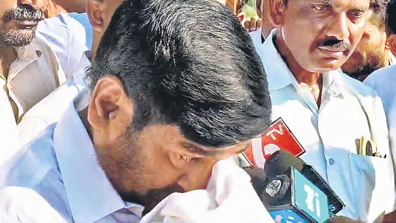 దండం పెడతా.. సాగుకు నీళ్లియ్యండి