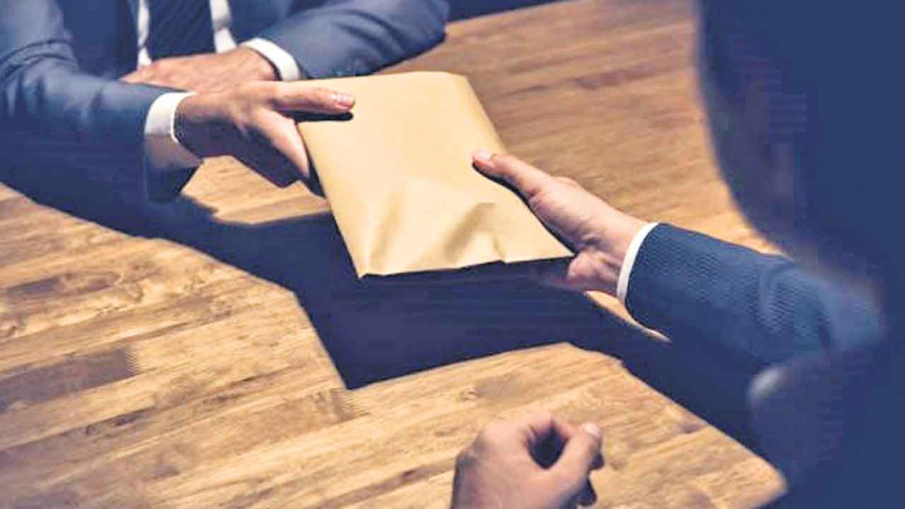 రాష్ట్రం ‘అవినీతి’ మయం