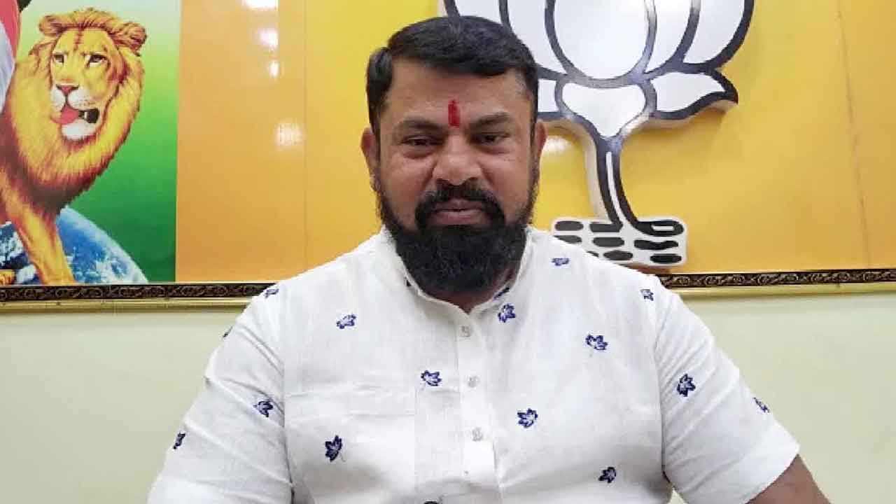 నాపై మా వాళ్లే కుట్ర చేస్తున్నారు